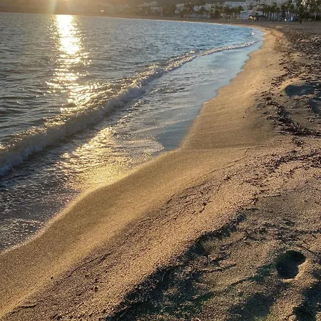 Precioso Familiar En Segunda Linea De Playa *